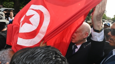 رئيس الجمهورية  من شارع الحبيب بورقيبة: "لا رجوع إلى الوراء".